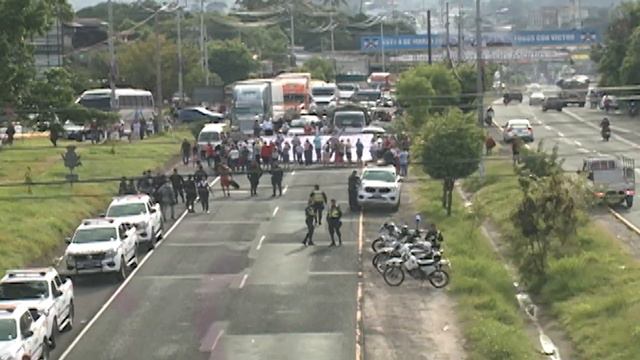 Habitantes de comunidad Rutilio Grande protesta por cierre de Ecos Familiares смотреть онлайн