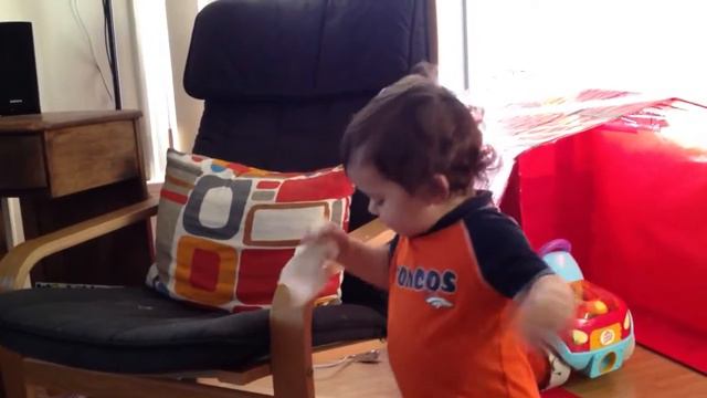 This kid is already dusting! смотреть онлайн