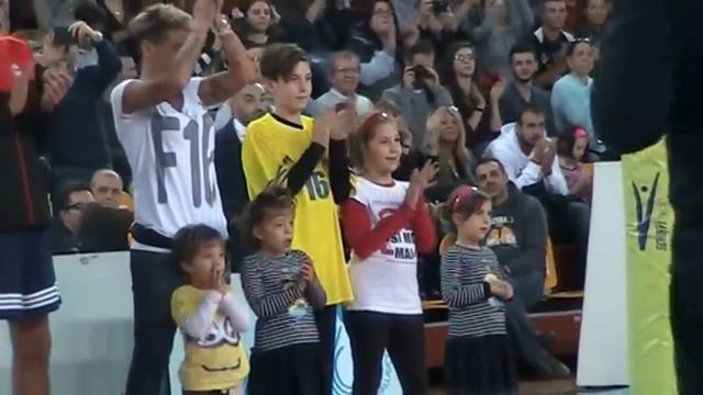 Gli Amici di Bovo danno il cinque alla famiglia Bovolenta смотреть онлайн