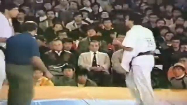 ADEMIR DA COSTA NO 3rd WORLD KYOKUSHIN TOURNAMENT KYOKUSHIN 1984. LUTA CONTRA TOSHIO MIZUGUSHI