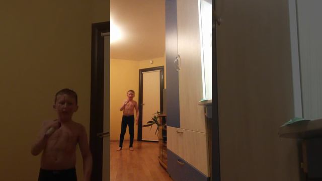 Женя  Нас бьют мы летаем