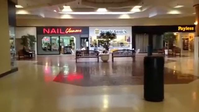 The rocking Chambersburg PA Mall at rush hour. смотреть онлайн