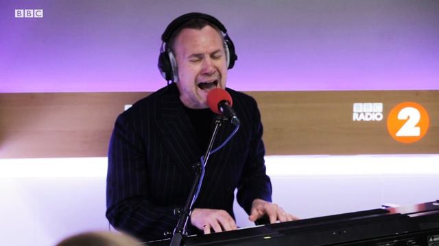 David Gray - Streets of Philadelphia (Bruce Springsteen cover) on Radio 2 Breakfast смотреть онлайн