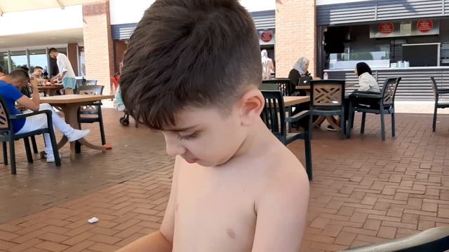 Efe çocuk menüsündeki hamburger patatesi yemeyi çok seviyor ama sadece ayran içiyor. смотреть онлайн