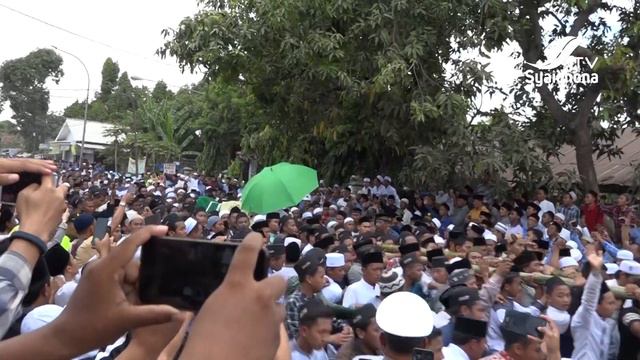 Iringan Pemakaman RKH. Fuad Amin dan Peristiwa Awan Mendung di Langit Martajasah | Syaichona TV смотреть онлайн