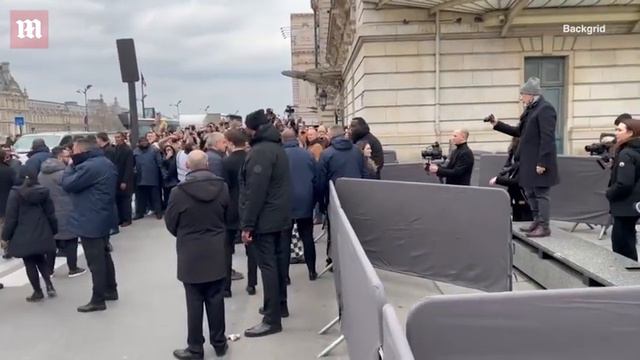 Video: Jaden Smith arrives in a checked co-ord at Louis Vuitton show смотреть онлайн