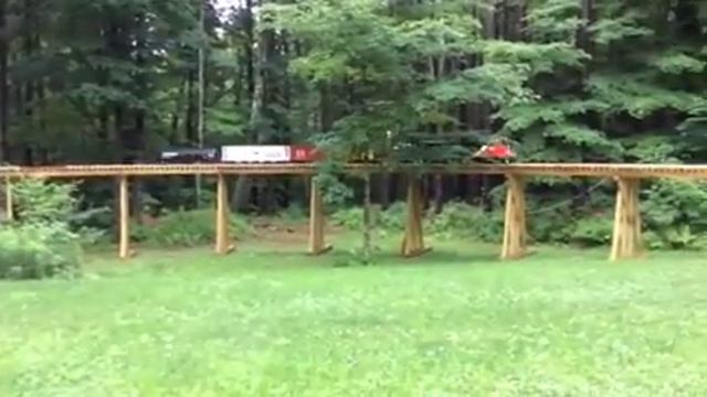 Riding trains at the Ravetto's new trestle смотреть онлайн