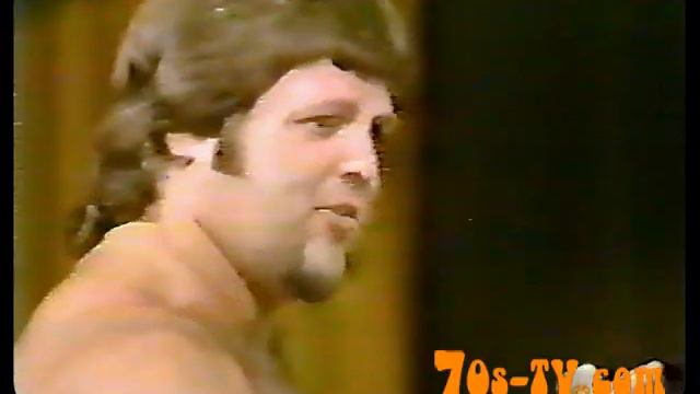 Jerry Lawler beats the hell out of Jimmy Hart смотреть онлайн