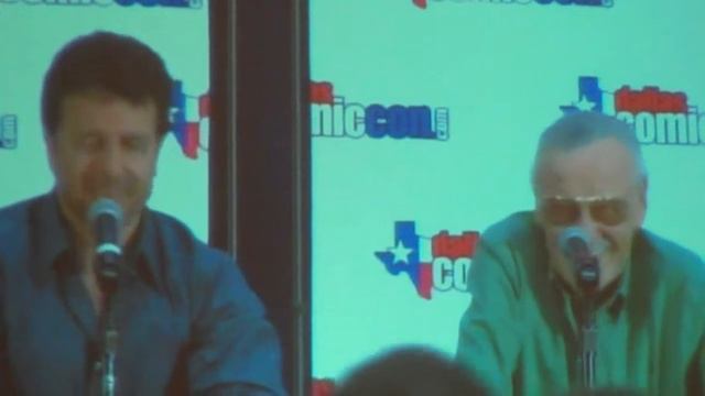 StanLee & John Romita Jr at Dallas ComicCon 2011 (3 of 5) смотреть онлайн