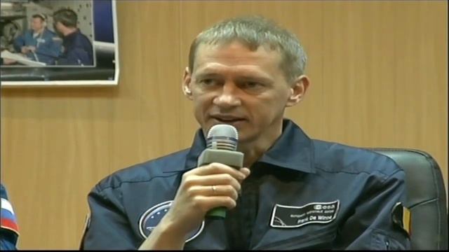 Belgian Astronaut Frank de Winne at press conference смотреть онлайн