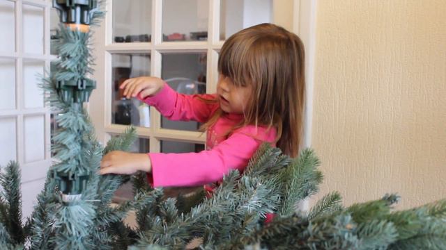 Mariana setting up the Christmas Tree! смотреть онлайн