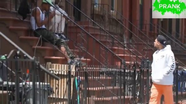 ПАРНК. ОПЯТЬ КОШМАРИМ БАНДОСОВ РАСПАЛЬЦОВКАМИ (ПРАНК В ГЕТТО)