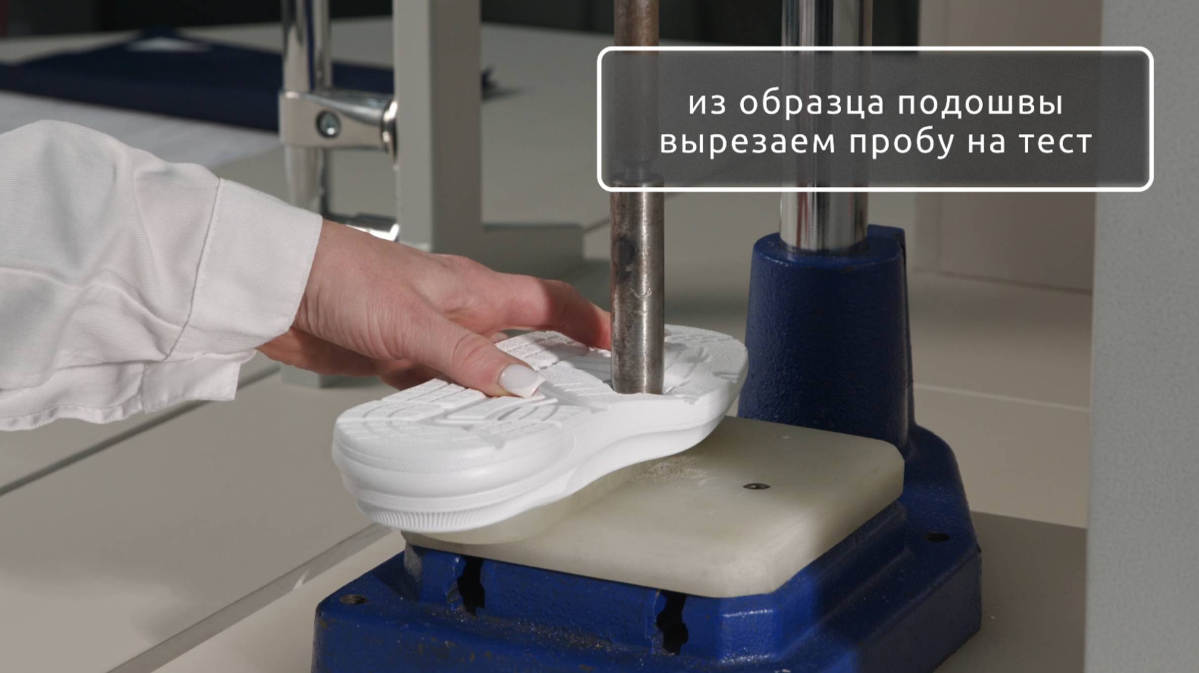 Вырезали у демисезонной обуви кусок подошвы и давай его о наждачку тереть!😲 Зачем?! смотреть онлайн