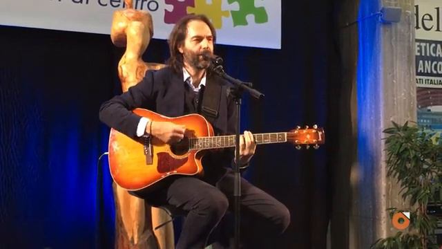 Neri Marcorè canta in dialetto marchigiano смотреть онлайн