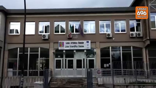Scuole, chiude il De Luca: caos per gli studenti смотреть онлайн