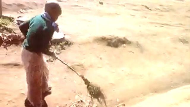 Children Of Sogoo Pry School Cleaning All Rubbish In Town As They Were Told By There Teacher .
