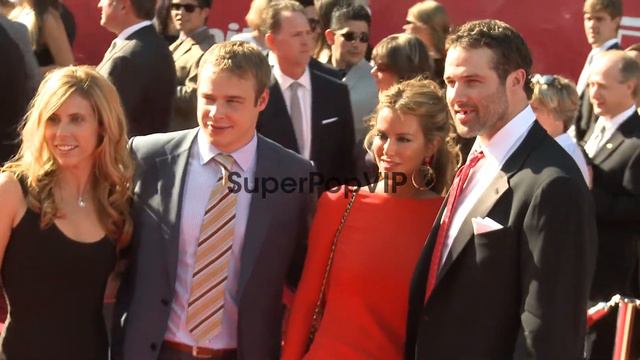 Dustin Brown and Dustin Penner at 2012 ESPY Awards on 7/1... смотреть онлайн