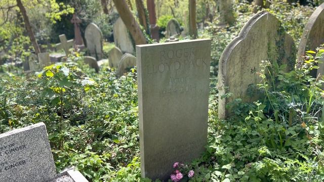 Roger Lloyd-Pack (Trigger’s) grave in Highgate. смотреть онлайн