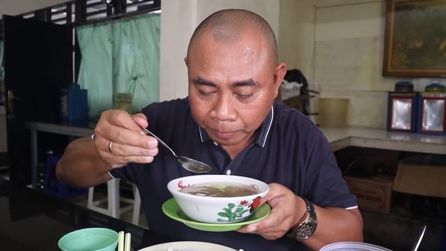 PESTA KOLESTEROL DI WARUNG SOP SUMSUM LEGEND SEJAK 1970AN DI JAKARTA SELATAN, RM.PAK TARDJA смотреть онлайн