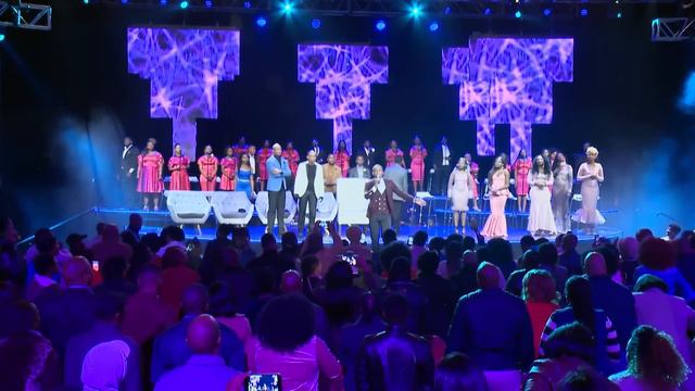Yingakho Ngicula | Spirit Of Praise 7 ft Dumi Mkokstad смотреть онлайн