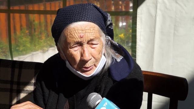 Столетницата баба Шина: Когато си здрав и с близки хора, се доживява и до 100 години смотреть онлайн