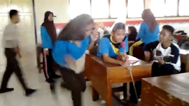 Musikan konyol didalam kelas смотреть онлайн