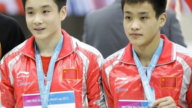 Divers Cao Yuan and Zhang Yanquan of China win Olympic gold in men's 10m platform смотреть онлайн