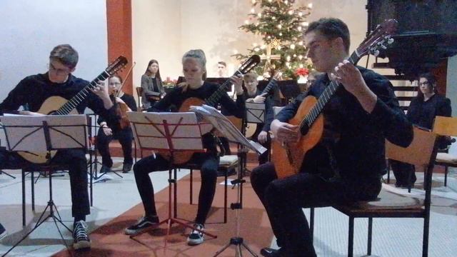 Fuge von Ralph Paulsen-Bahnsen/Gitarrentrio Paul Jung, Clara Brunke und Nikolas Müller смотреть онлайн