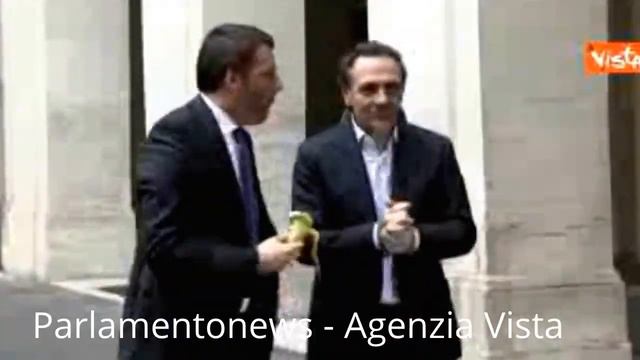RENZI E PRANDELLI COME DANI ALVES MANGIANO UNA BANANA CONTRO IL RAZZISMO смотреть онлайн