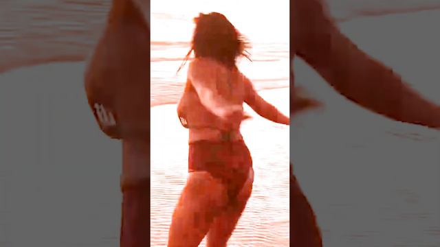 amala paul nipple slip while enjoying at beach