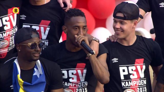Joshua Brenet toont blijdschap op bordes tijdens huldiging PSV 2016 смотреть онлайн