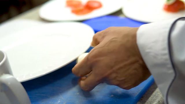 Como preparar una Ensalada caprese (Antonio Estrella) смотреть онлайн