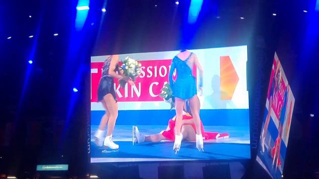 KAETLYN OSMOND - World Figure Skating Champion 2018 Ceremony. The winner falling on the carpet! смотреть онлайн