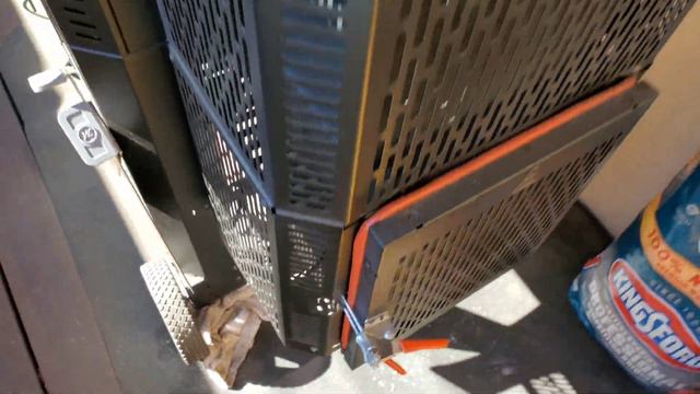 Breaking Video, Does New Grate Allow Chunks of Wood in Ash Bucket to Light in MasterBuilt 1050 смотреть онлайн