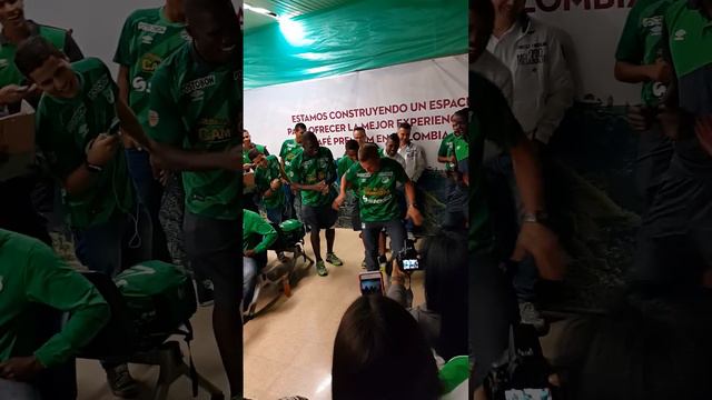 Celebración Nasuti y Balanta Bailando aeropuerto D смотреть онлайн
