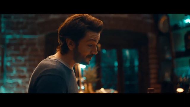 Drinks with Diego Luna – The Lapsang Highball with Chivas 12 смотреть онлайн