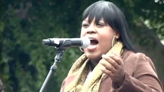 Lakisha Jones sings "Never Walk Alone" at AIDS Walk Los Angeles 2010 смотреть онлайн