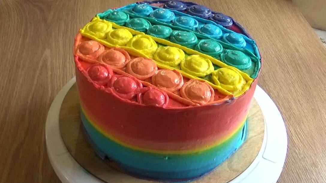 Украшение бисквитного муссового торта кремом чиз по заказу внуков смотреть онлайн