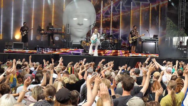 Paula Vesala | Tytöt Ei Soita Kitaraa | Wanaja Festival | 4K