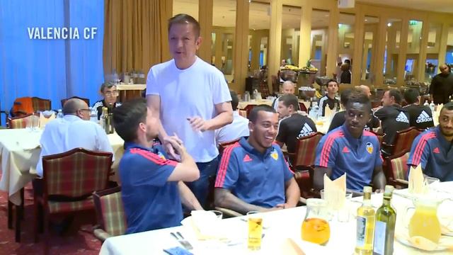 Peter Lim visits the Valencia squad in Austria смотреть онлайн