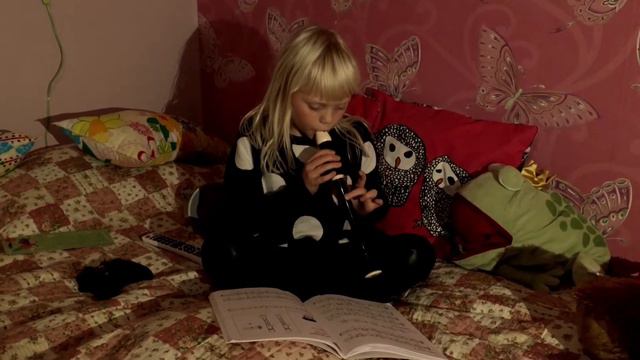 Agnes Pettersson spelar Bjällerklang. смотреть онлайн