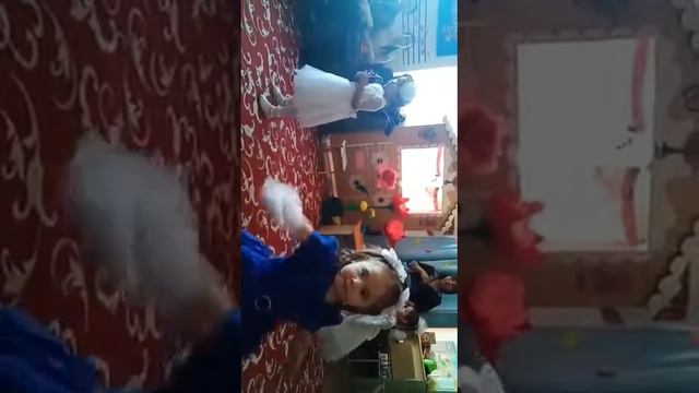 Айгерім мен Ұлдашка ән айту үстінде