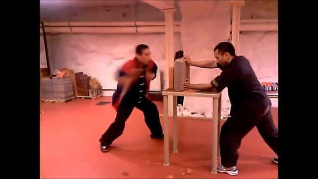 Da Sifu Louis Linn (林 瑞 耀) demonstrates finger-thrust breaking techniques смотреть онлайн
