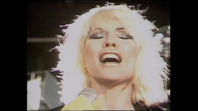Blondie-Atomic (1980) [by David Mallet] Clip: Debbie Harry In A Garbage Bag Sings At The End Of Tim