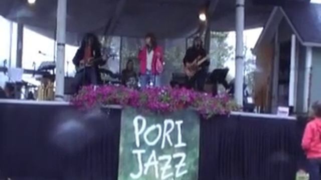 Singapore Sensation - Nothing But Lies смотреть онлайн