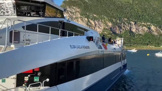 Hurtigbåten "Elsa Laula Renberg" på Nordskot i Steigen смотреть онлайн