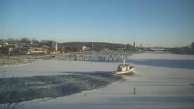Small icebreaker in action, Tonsberg, Norway смотреть онлайн
