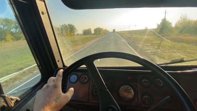 Рыцари дорог! Помогаю девушке на трассе! Оборвало стремянки на прицепе. Работа на Freightliner FLB смотреть онлайн