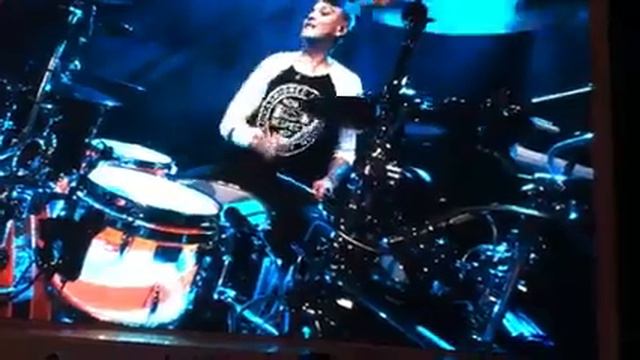 MARK HOPPUS PLAYING GUITAR