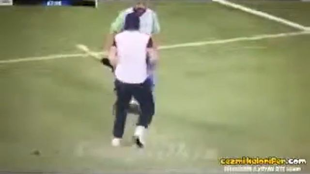 Sağlam Futbolcuyu Sakatlayan Sağlık Ekibi смотреть онлайн
